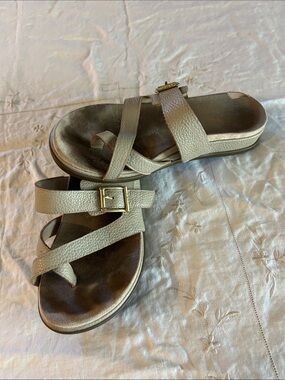 Vionic Beige/Tan Leather Crisscross Slide Sandals with Gold Buckle sz 7.5